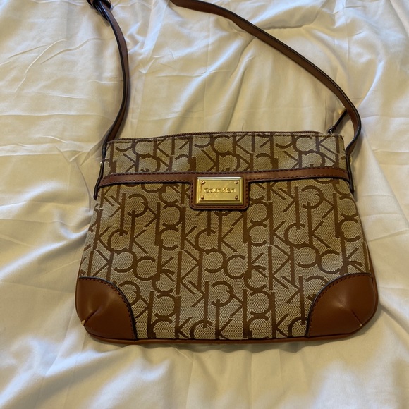 Calvin Klein Cross body Cavas Leather gold hardware gently pre loved great bag - Picture 2 of 9
